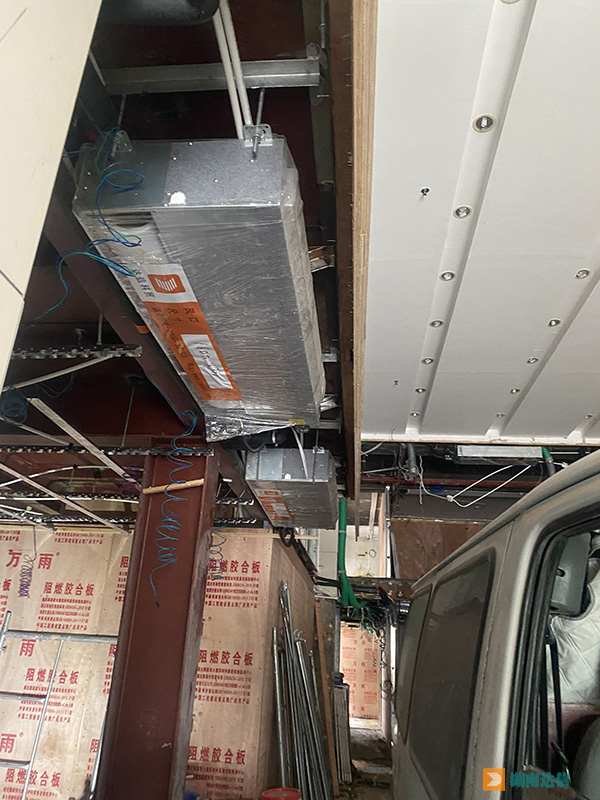 吊装完成的海尔中央空调室内机
